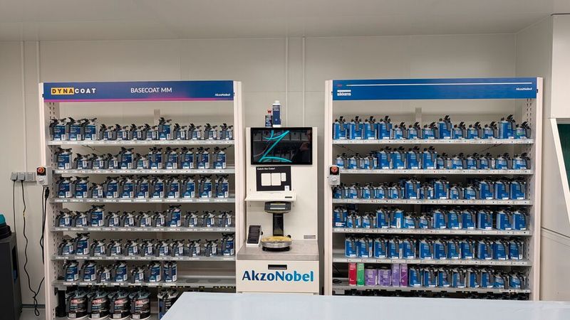 Prosol ist Vertriebspartner von Akzonobel/Sikkens und zeigt das auch im geräumigen Farbmischraum. (Bild: Rosenow – VCG)