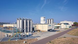 Im heute nicht mehr existierenden Lützkendorf vor 85 Jahren als Raffinerie gegründet, besteht die Marke Addinol als Unternehmen bis heute im rund zehn Kilometer entfernen Leuna. Mehr als 200 Mitarbeiter zählt der Schmierstoffspezialist aktuell. (Bild: TORSTEN PROSS)