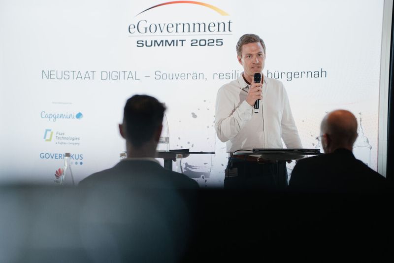 „Law as Code“– warum das Rechtssystem ein radikales Update braucht, darum ging es beim Impulsstatement von Dr. Hakke Hansen, Leiter der Initiative „Law as Code“ der SPRIND – Bundesagentur für Sprunginnovationen. Die Idee, dass der Staat Recht als Code publiziert, stieß auf Interesse und löste eine angeregte Diskussion aus.  (©Manuel Emme Fotografie)