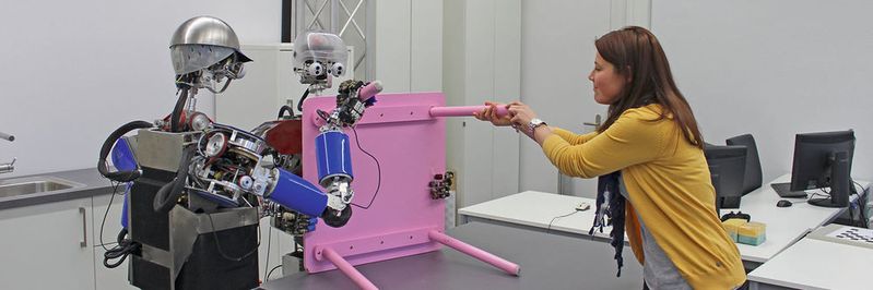 Co-Werker: Mensch und Roboter werden künftig gemeinsam beispielsweise einen Stuhl montieren. Die Kooperation verbessert die Arbeitsbedingungen für den Menschen und steigert gleichzeitig die Effizienz der Arbeit. Dadurch lassen sich Abläufe in der Industrie verbessern.(Bild:  KIT)