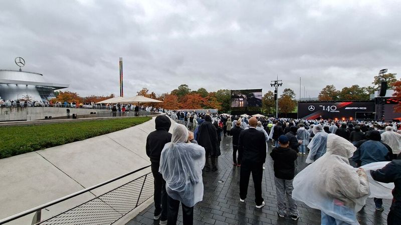 Leider extremes Pech gehabt: Am Samstag, dem 17. Oktober, war das Wetter im Großraum Stuttgart mehr als bescheiden. Dennoch strömten zum „Erlebnistag“ rund um das Mercedes-Benz Museum rund 15.000 Besucher anlässlich des Abschluss der globalen Jubiläumstour „140 Years. 140 Places“. (Bild: Dominsky – VCG)