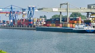 Konecranes hat den 40-Tonnen-Containerkran Titan 3 am Mannheimer Trimodal-Termin modernisiert. (Konecranes / TAUBE Photoproduction)