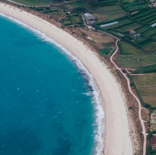 Mit Hilfe von IoT-Technologien will man auf den britischen Scilly-Inseln bis 2025 ehrgeizige Ziele der Energiewende Wirklichkeit werden lassen.(Bild:  gemeinfrei / Unsplash)