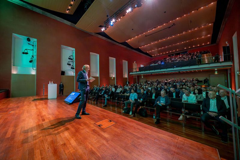 Bernd Schwefing, Geschäftsführer von Controlware, eröffnet die zwei Tage.  (Bild: DieProfifotografen)