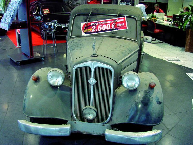 Auf die Schauraumdekoration legt die Autohauschefin Ina-Patricia Dehn besonderen Wert. Dieses Schmuckstück mit Originalstaub ist die Leihgabe einer Kundin. (Archiv: Vogel Business Media)
