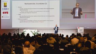 BGH-Richter Dr. Oliver Klein geht auf die rechtlichen Grundlagen zu Abtretung und Regress während des Kfz-Sachverständigen Forums ein. (Bild: Stefan Bausewein)