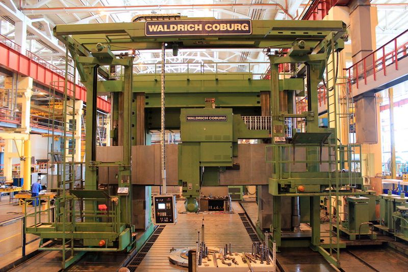 Und so sieht eine vier Jahrzehnte alte Gantry-Fräsmaschine aus, nachdem die Retrofit-Experten von Waldrich Coburg sie auf den neuesten Stand der Technik gehoben haben, was auch Steuerungen, sparsamere Antriebe und moderen Elektronik nebst Sensoren betrifft. (Bild: Waldrich Coburg)