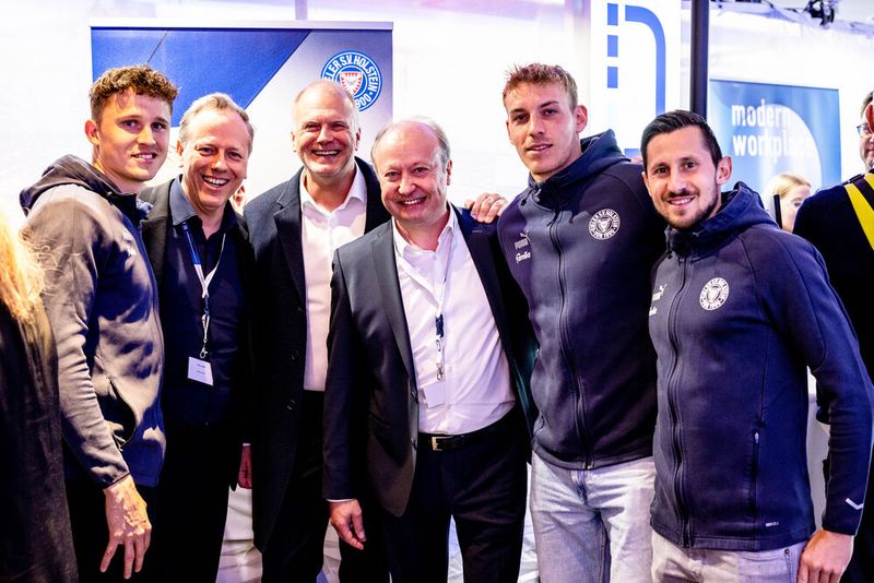 Mit dabei waren auch drei wirklich nahbare Fußball-Profis von Holstein Kiel:  Benedikt Pichler (l.), TimoBecker (2.v.r) und Steven Skrzybski (r.)... (Bild: Dierck Group)