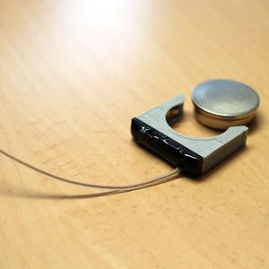 Eine sprachgesteuerte Funkwanze mit Knopfbatterie, die im Sekretariat der Geschäftsleitung eines Elektronikunternehmens gefunden wurde. Reichweite circa 500 bis 800 Meter Luftlinie. Aufgrund der Restspannung der Knopfbatterie konnte errechnet werden, dass die Wanze dort zwischen 6 und 7 Monaten verbaut gewesen sein muss. Jedes Gespräch/Telefonat etc. wurde live an einen Empfänger mit Aufzeichnungsmöglichkeit gesendet, der ebenfalls in der abgehängten Decke eines Kopierraums gefunden wurde. (Ultima Ratio GmbH)