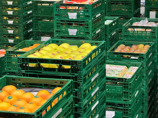 Obst- und Gemüsekisten, die teilweise aus einer Höhe von zwei Metern gehoben werden müssen, können schnell einmal 20 Kilogramm wiegen. Automatisierung kann hier stark entlasten.(Bild:  Cimcorp)