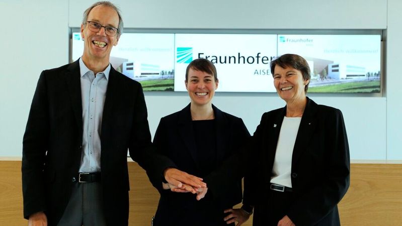 Claudia Eckert (rechts) mit Georg Sigl und Franziska Boenisch. (©  Fraunhofer AISEC)