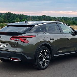 ... 1.485 Millimeter. Damit ist er niedriger, als er aussieht – und lediglich 20 Millimeter höher als der viel flacher und gestreckter wirkende C6, die letzte „echte“ große Citroën-Limousine, die von 2005 bis 2012 gebaut wurde.(Bild:  Mauritz – VCG)