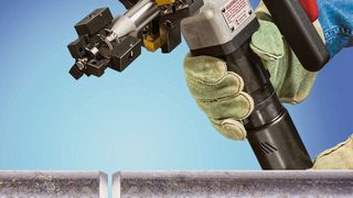 Den tragbare Rohrfasenschneider Wart Millhog zeigt Esco auf der Tube. (Esco Tool)