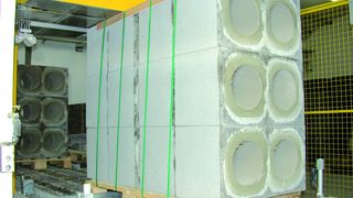 Für kantenschonendes und doch transportsicheres Umreifen konstruiert: die Vertikal-Umreifungsmaschine Vario Master 9460 G. (Archiv: Vogel Business Media)