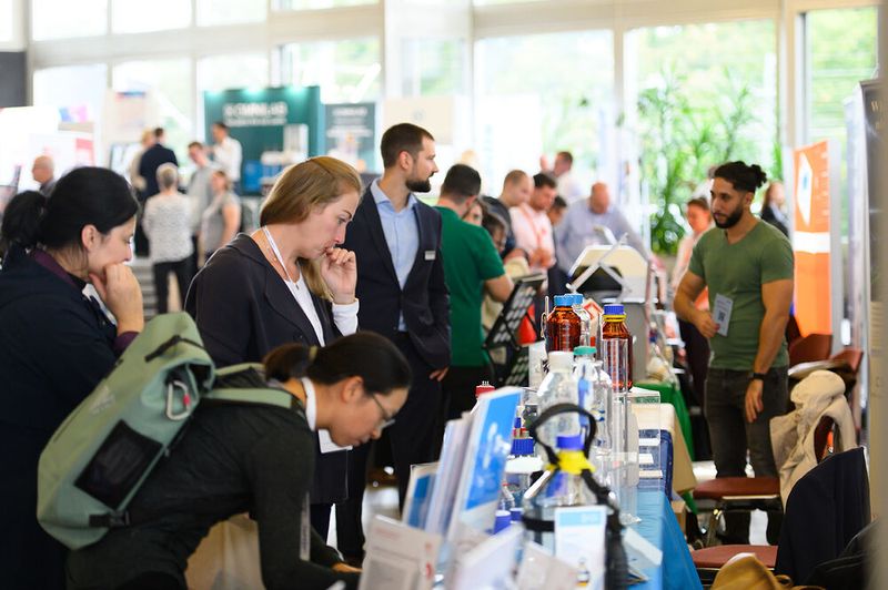 Ganz nah und genau hingeschaut. Hier inspizieren einige Besucher die zahlreichen Laborflaschen am Stand von DWK Life Sciences.   Mehr Infos zu den kommenden LAB-SUPPLY-Messen finden Sie auf www.lab-supply.info (Bild: Stefan Stark)