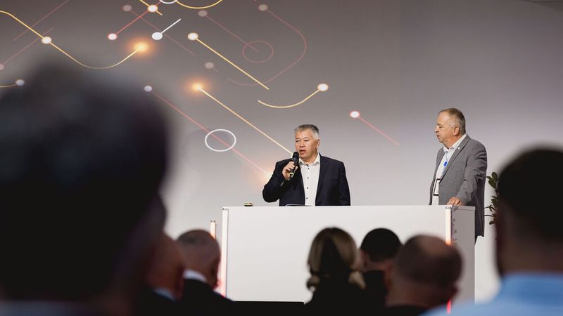 Jeffrey Kilian (BIV Kfz-Handwerk) und Michael Schneider (ZDK) gaben einen Überblick über aktuelle Themen und Entwicklungen im Markt der freien Werkstätten. Beide Verbände wollen im Sinne ihrer Mitglieder zusammenarbeiten und deren Position stärken.  (Bild: Stefan Bausewein)