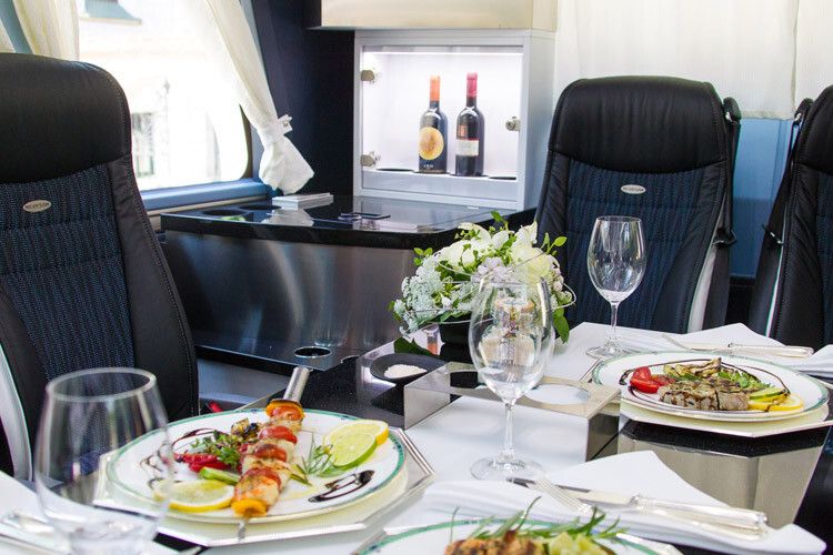 Wer nicht selbst kochen will, kann aber auch das gleiche Catering nutzen, das die Lufthansa anbietet. (Foto: sp-x)