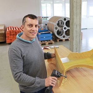 Stefan Wyss, bei Connova für das Thema Luftfahrt verantwortlicher Projekt Manager, ist vom Trumpf-Faserverbundnibbler überzeugt: „Der FCN 250 geht auch butterweich durch AFK, ohne Rauch und Staub zu erzeugen.“