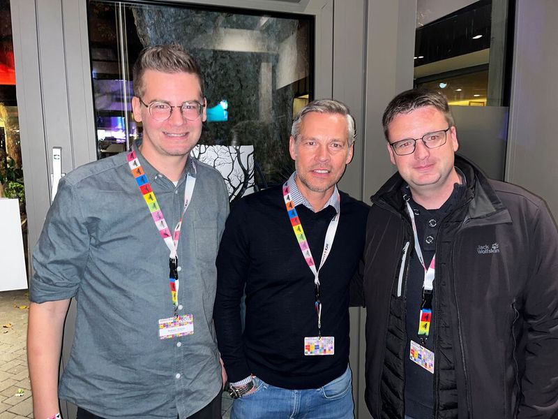 Heute wird ohne Druck gefeiert: (v. l.) Andreas Zimmer und Torsten Heilsberg, Brother, und Christoph Kleimann, S&K. (Bild: Vogel IT-Medien GmbH)