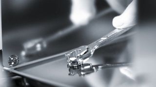 Die Edelstahl-Kugelkopfschrauben aus dem Heinrich Kipp Werk verhindern dank Hygienic Design eine Kontamination in Reinraum-Edelstahlbehältern von Bacher. (Bacher)