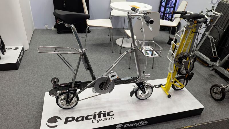 Größer geht immer und kleiner offenbar auch. Das Prinzip kleines Klapp-/Faltrad einmal extrem gedacht. (Bild: Dominsky – VCG)