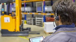 In der Fabrik der Zukunft sollen Gabelstapler über Sprache und Gesten gesteuert werden. (Bild: Jungheinrich)