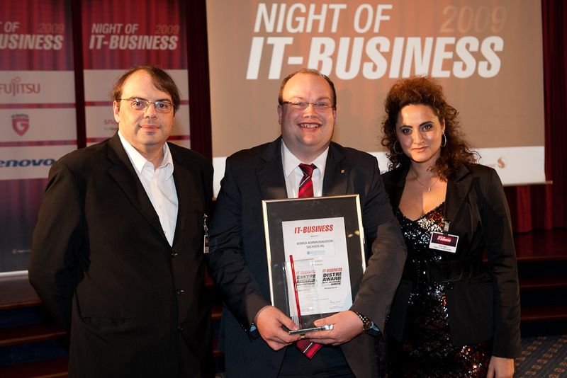 Harry Jacob (v.l.) und Besa Agaj von IT-BUSINES gratulieren Rolf Mittag von Komsa zum Doppelsieg im Segment TK-Distributoren. Komsa sicherte sich den Platin-Award sowohl in der Kategorie 