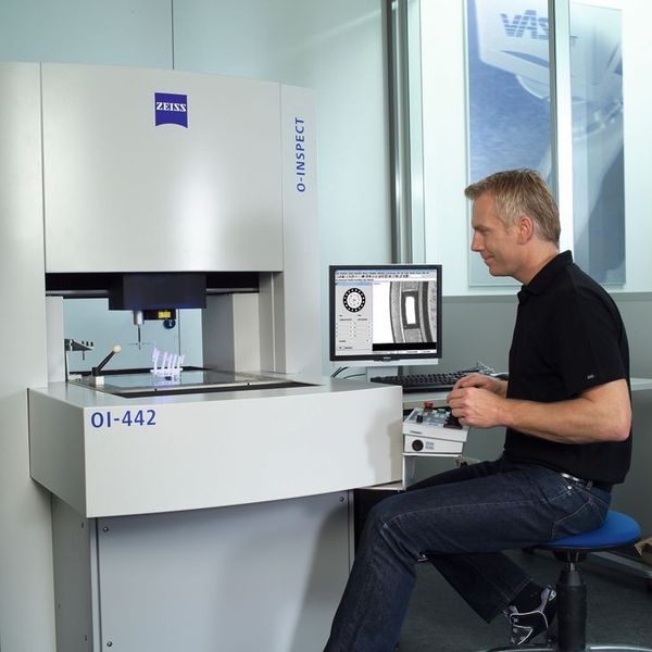 Bild 4: Die Koordinatenmessgeräte Metrotom CT 800 und 1500 werden nach der neuen VDI/VDE 2630 abgenommen und verifiziert.  (Bild: Carl Zeiss)