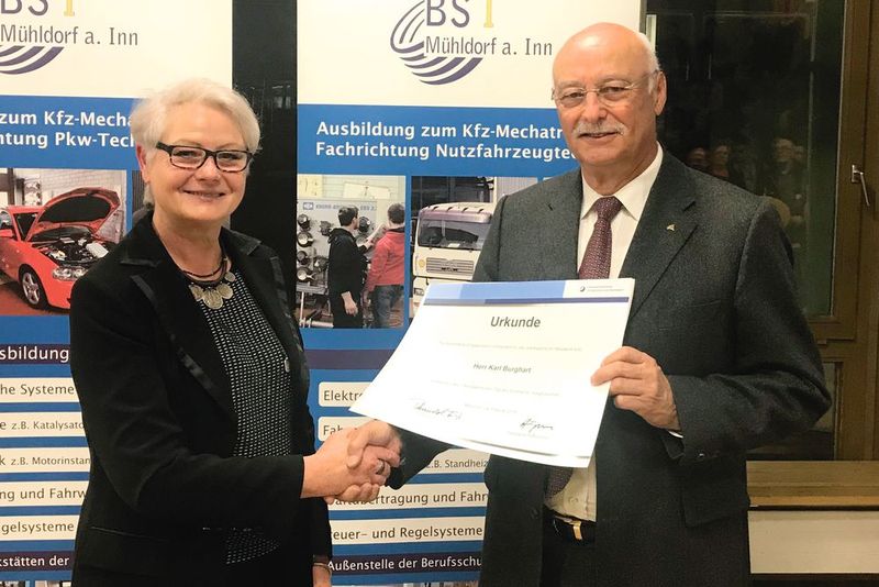 Kreishandwerksmeisterin Helga Wimmer überreicht Kfz-Meister Karl Burghart die Ehrenurkunde als Preisträger des Ehrenamts. (Bild: Kfz-Innung)