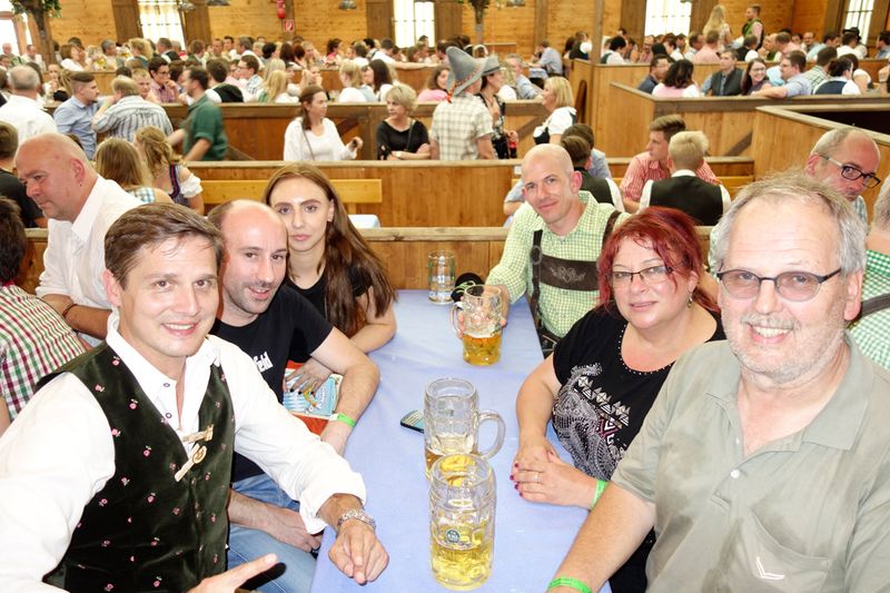 (v. l.) German Popp, Fotograf, Sven Noack und Lionna Kuhn, eyeti systems, Ingo Schneider, Alcatel Lucent, Annette und Eberhard Bunge, ebunet.  (Bild: IT-BUSINESS)