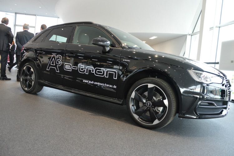 Das Audi-Zentrum Hanau ist einer von deutschlandweit rund 100 ausgewählten Audi-Partnern, die den Plug-in-Hybrid E-Tron verkaufen – und auch den Service für die Fahrzeuge anbieten. (Foto: Achter)