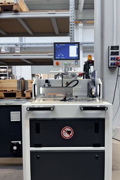 Das mobile Schweißgerät von Leicht Stanzautomation arbeitet nach dem Prinzip des Widerstandsschweißens. (Bild: Leicht)