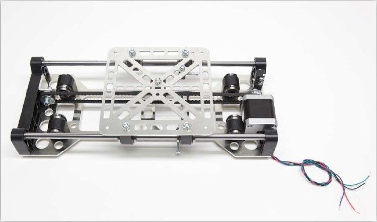 Der 3D-Drucker Velleman K8200 im Aufbau: Der X-Tisch ist fertig (Bild: Velleman nv)