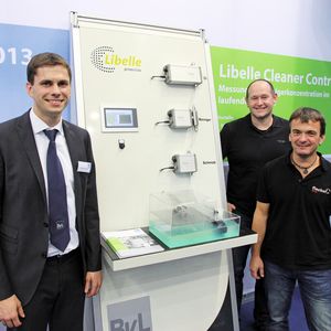 Daniel Decker (links) von BVL diskutierte mit Thomas Jörger und Alex Huber von Fischer Rohrtechnik auf der Parts2Clean über weitere Einsatzmöglichkeiten der Libelle Cleaner Control.