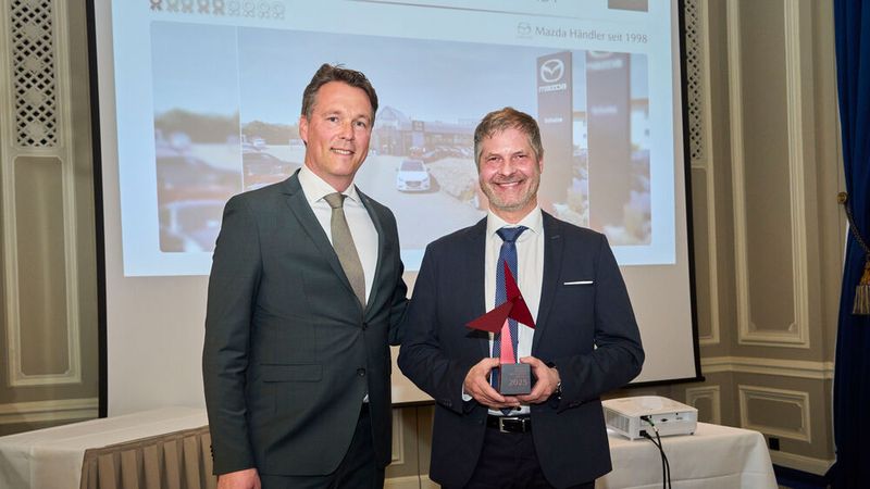 Den neuen Takumi Best Dealer Award sicherte sich das Autohaus Andreas Schulze: Bernhard Kaplan (li.), Geschäftsführer Mazda Deutschland, überreichte den Preis an Andreas Schulze. (Bild: Silke Steinraths Photography)
