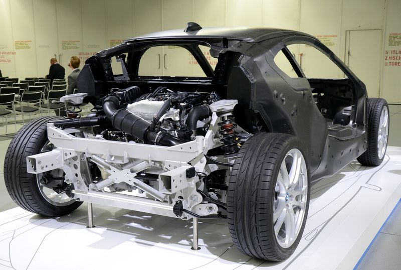 die Hinterachse ein BMW TwinPower Turbo 1,5-Liter-3-Zylinder-Benzinmotor mit 170 kW (231 PS). (Bild: Stefanie Michel)