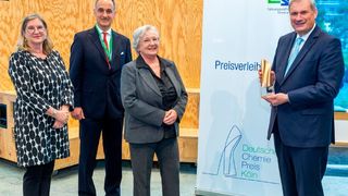 An der Verleihung des Deutschen Chemie-Preises 2021 in Ingelheim haben Dr. Sabine Nikolaus, Landesleiterin Boehringer Ingelheim Deutschland, VAA-Hauptgeschäftsführer Stephan Gilow, VAA-Vorstandsmitglied Dr. Monika Brink und Schott-CEO Dr. Frank Heinricht teilgenommen.  (Boehringer Ingelheim)