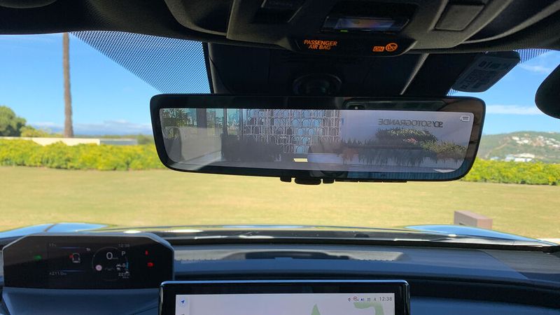 An die Anzeige des digitalen Innenspiegels in der Top-Version muss man sich erst gewöhnen. Einen Mehrwert bietet dieser erst, wenn der Kofferraum bis zum Dach vollgeladen oder die Rücksitzbank komplett besetzt ist. (Bild: Schmidt - VCG)