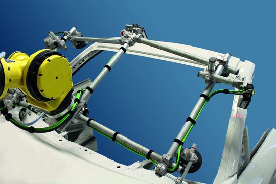 Das System vermisst den Ausschnitt und steuert den Einbau der Frontscheibe mit einer Genauigkeit von +/- 0,2 mm.(Bild:  VMT Systems)