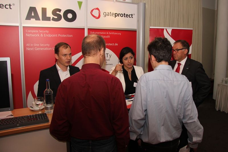 Teilnehmer informieren sich am Stand von ALSO und gateprotect über die »Security made in Germany« Lösungen (Vogel IT-Akademie)