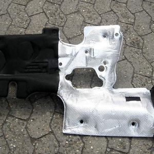 Verkleidung mit Silopal: Aerodynamischer Hitzeschutz für die Unterboden-Abdeckung überall dort, wo die Beständigkeit thermoplastischer Kunststoffe an ihre Grenzen stößt.