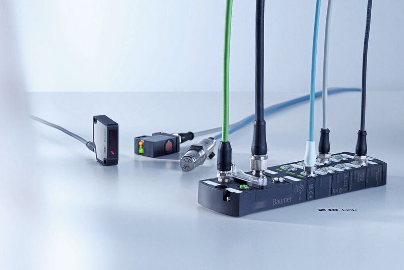 Auf das IO-Link Gesamtpaket kommt es an. Wenn das Zusammenspiel von Sensoren, leistungsstarken Mastern und einem herstellerunabhängigen Konfigurationstool stimmt, ist eine deutlich gesteigerte Maschinenperformance möglich. (Bild:  Baumer)