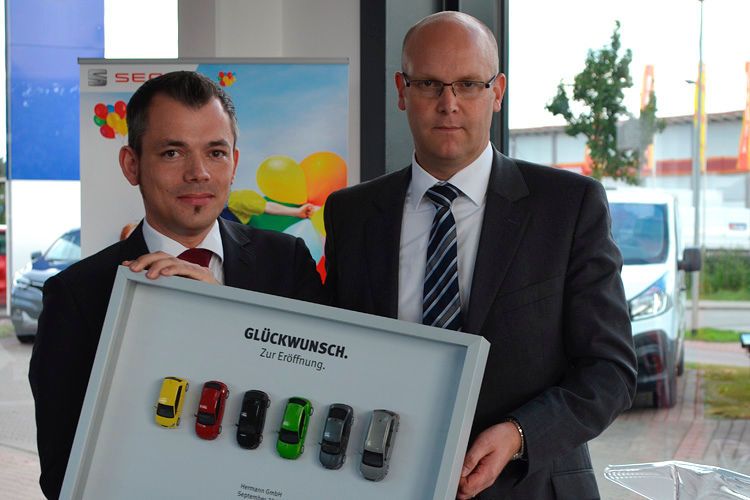 Dafür ist zunächst Betriebsleiter Sascha Käding (li.) zuständig, dem Thomas Djuren, Seat-Regionalleiter Vertrieb, die besten Wünsche übermittelte. (Foto: Grimm)