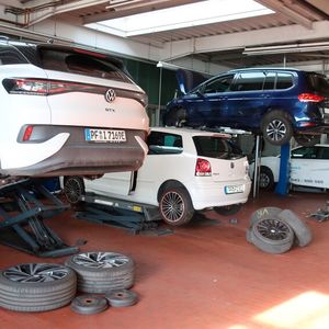 Blick in die Werkstatt: Das Autozentrum Dobler verkauft im Jahr rund 24.000 Werkstattstunden.(Bild:  Grimm – VCG)