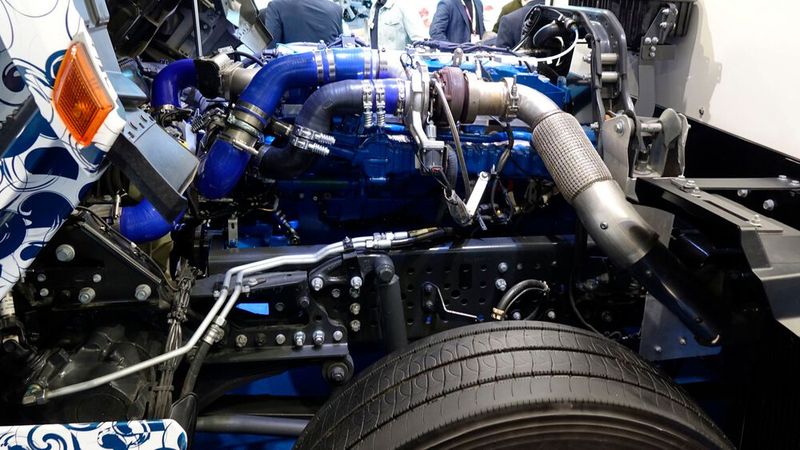 Doch Wasserstoff lässt sich auch in Verbrennungsmnotoren verarbeiten, wie das Unternehmen Keyon zeigte. Danit wird der Umbauaufwand deutlich kleiner. (Bild: Rosenow/»kfz-betrieb«)