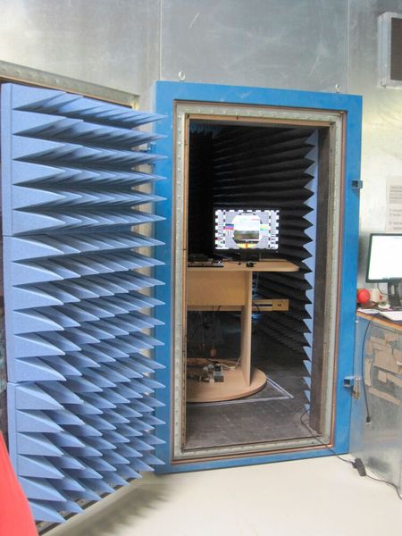 Einblicke der seltenen Art – eine EMV-Kammer in der die gefertigten PCs geprüft werden. (Bild: Vogel IT-Medien)