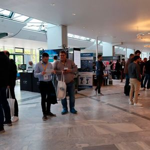 Da fast doppelt so viele Aussteller wie vor einem Jahr ihre Schraubprodukte, -systeme und -lösungen präsentieren wollten, erstreckte sich die Messe bis ins Foyer.(Bild:  D. Quitter - VCG)