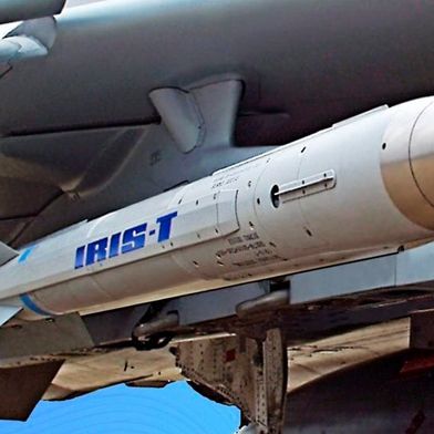 Im Fadenkreuz! Mittelständische Unternehmen, die bisher vor allem als Automobilzulieferer tätig waren, suchen derzeit verstärkt nach anderen Umsatzquellen. Ganz oben steht der Verteidigungssektor, zeigt eine Studie von Roland Berger. Das bestehende Know-how sei ideal. (Bild: Diehl Defence)