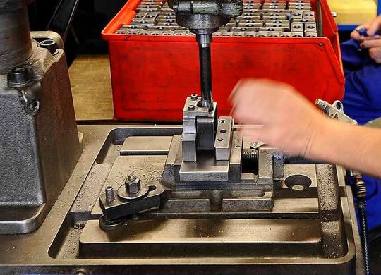 Metaller und Elektrobeschäftigte wollen mehr Geld, wie die IG Metall erfahren hat. Viele spürten demnach die hohen Lebenshaltungskosten in Deutschland, obwohl sich die Inflation momentan eher reduziere.(Bild:  P. Säckenstein)