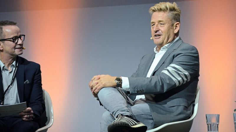 Seat-Chef Wayne Griffiths (rechts) im Gespräch mit IfA-Direktor Prof. Stefan Reindl über Cupra: „Es gibt Kunden, die etwas Neues haben wollen und die neue Werte vertreten und auch darauf achten, dass die Marke, die sie kaufen, ein ähnliches Wertesystem hat.“ (Bild: Rehberg / VCG)